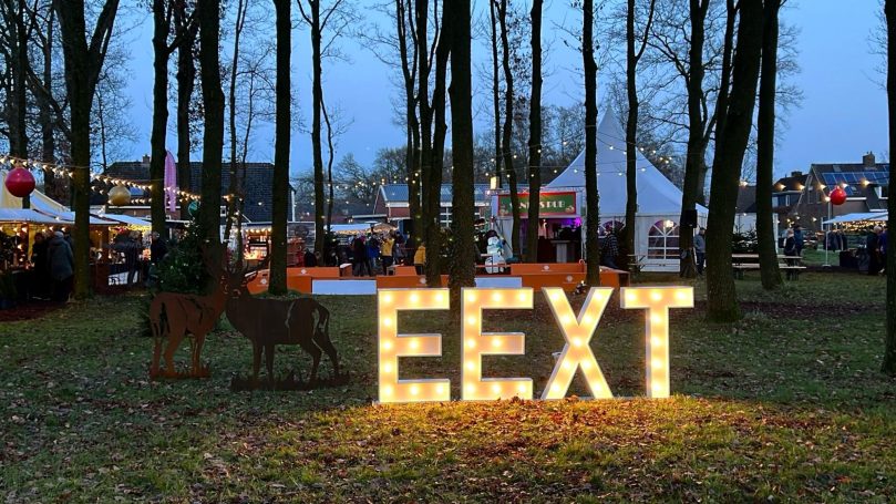 Lichtletters bij de Kerstmarkt in Eext