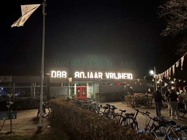 Lichtletters bij het 80 jaar bevrijdingsfeest van DBB (Drouwen, Bronneger en Bronnegerveen)