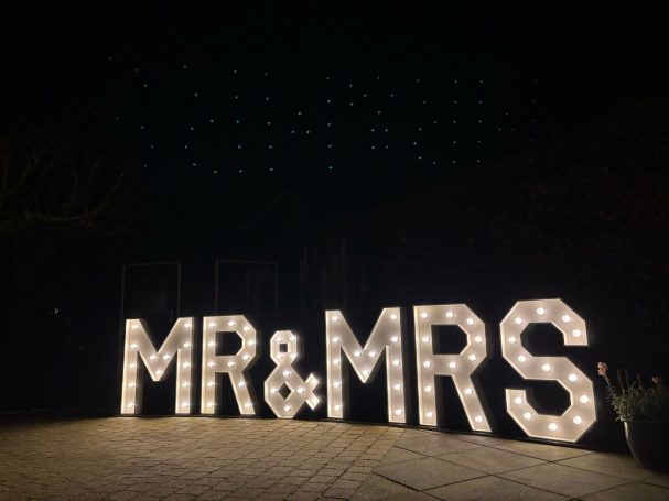 Lichtletters MR&MRS voor een bruiloft